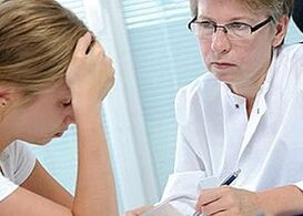 διαβούλευση με έναν ειδικό για πόνο κάτω από την αριστερή ωμοπλάτη