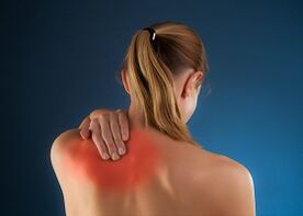 πόνος κάτω από την αριστερή ωμοπλάτη στην πλάτη